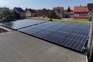 12 kwp PV-Anlage montiert auf einem Flachdach